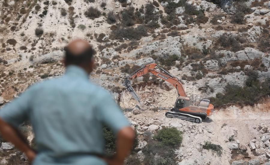 الاحتلال يواصل تجريف أراضٍ في سنجل شمال رام الله لصالح بؤرة استيطانية